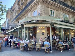 シテ島内にある「Brasserie Les Deux Palais」でランチを取ります。