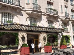散策中に、フランス超高級ホテルの称号"パラス"の1つを持つ「ル･ブリストル(LE BRISTOL)」の前を通りました。
雰囲気が違いますね。