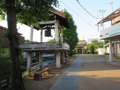 三石神社への参道左手には「時の鐘」があります。かっては三島宿の人々や東海道を往来する旅人に時刻を告げた鐘だそうです。