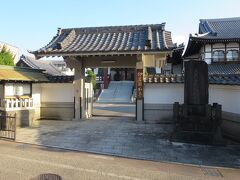 伊豆国分寺の山門です。国分寺の面影はなく立派な鉄筋コンクリート造のお寺でした。