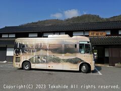 竹田駅

竹田城に向かう天空バスの第一便がちょうど出発するところでした。
車両は竹田城跡のラッピングを施した2010年式の日野ポンチョ(BDG-HX6JLAE)です。

天空バス：https://www.zentanbus.co.jp/local_bus/tenkubus/
日野ポンチョ：https://ja.wikipedia.org/wiki/%E6%97%A5%E9%87%8E%E3%83%BB%E3%83%9D%E3%83%B3%E3%83%81%E3%83%A7#ADG-HX6J%E7%B3%BB/BDG-HX6J%E7%B3%BB