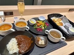 日が変わって夜中 0:10発のJL041便なので遅い夕食をラウンジでとります。シャワーも浴びてリラックスウエアに着替えたら機内では寝るだけ。
久しぶりのJALカレー美味しかった♡