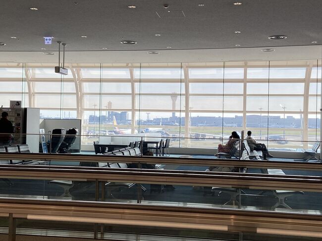 5月3日<br />GW後半の初日。激込みを想定し、出発4時間も前の7時頃空港到着<br />保安検査場混んでおらず、すんなり制限エリア内へ。<br />ラウンジに入る前に、空港内ウロウロ。