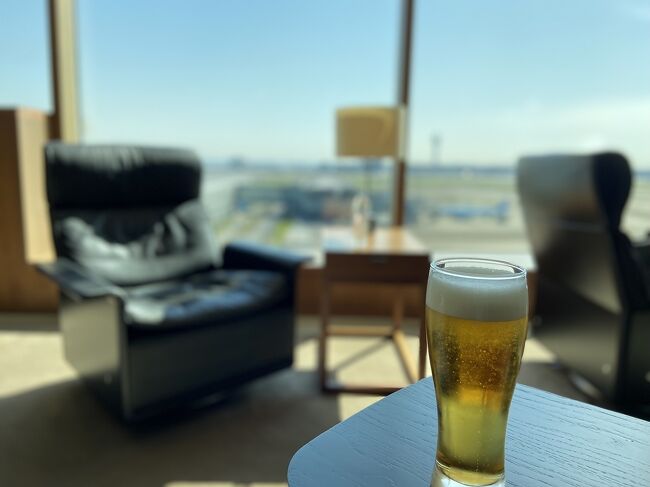 ビールを飲みながらゆっくり<br />4月から平JGCでJALダイヤモンドラウンジに入れないけど、羽田ではキャセイラウンジでのんびり過ごせて良き。<br />あと、水のペットボトルもいただけた。これはラッキー！
