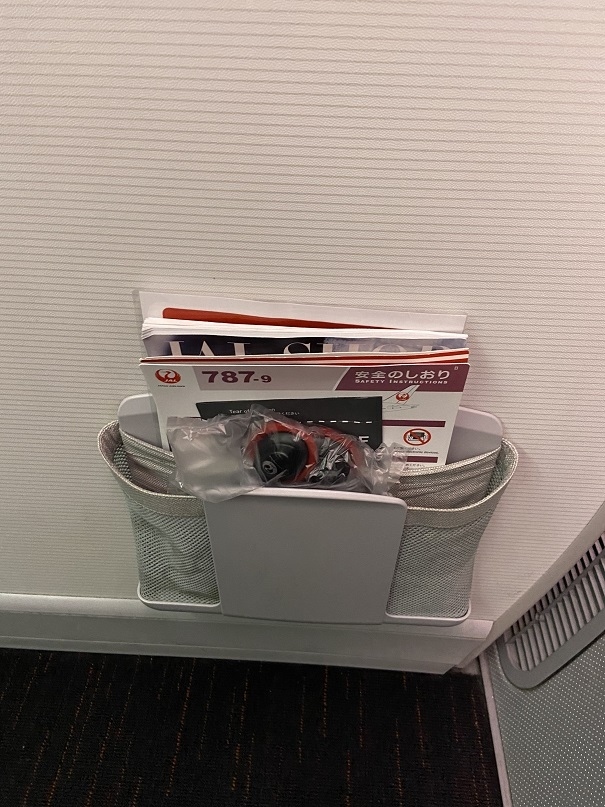 本日はエコノミーバルクヘッド席窓側<br />満席でもちろん隣もいらっしゃいました。<br />朝早かったので、不覚にも離陸前に寝落ちしてしまったけど、目覚めてもまだ離陸してなかった。。。<br />受託手荷物の搭載に時間を要して、1時間遅れて出発とのこと。