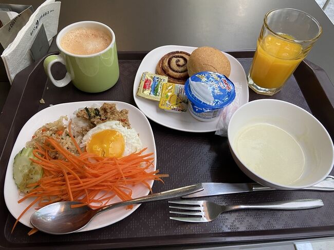 ガパオライスもあって十分な朝食。<br />併設しているカフェの奥半分を朝食会場となってるみたい。