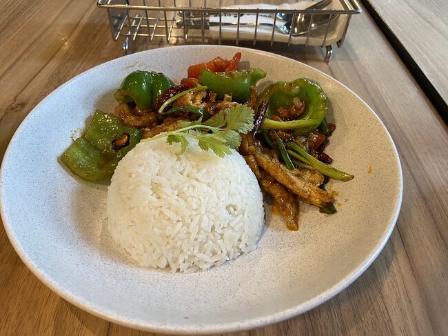 カフェ内の奥に場所を変え、PC作業をして過ごしているうちに、夕方になってしまったので、夕食もカフェで。<br />名前はわすれたけど、豚肉と野菜の炒め物。しっかり唐辛子が入っているので辛い。唐辛子をよけて食べていて、カフェのお兄さん、苦笑い。でもおいしかったーー。もちろんビールも頂きました。<br />明日はもう帰国日。出発が早いので、早めに就寝。<br />こんなダラダラ過ごして旅行と言っていいのか・・・