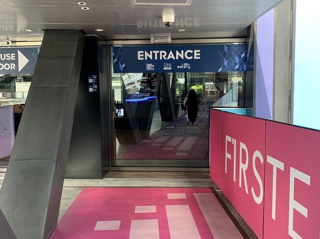 10時頃ホテルを出て、チャン ノンシー駅のホテルとは反対側に。<br />「マハナコンスカイウォーク」<br />ビルの飲食店エリアを通り抜け1階のチケットブースへ