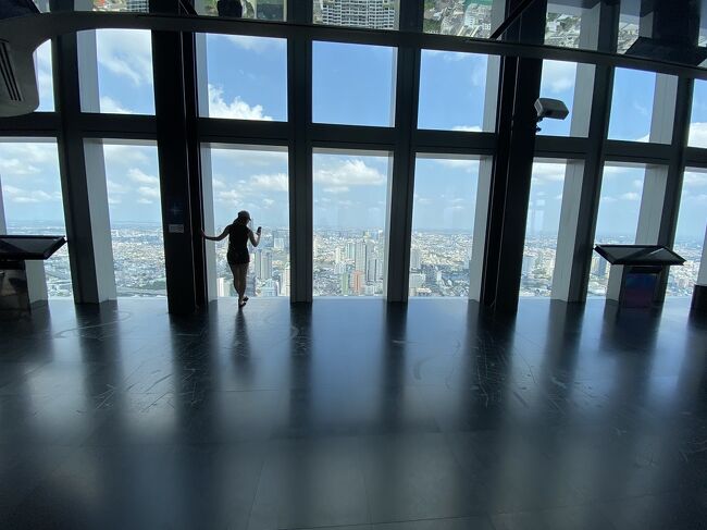 74階はガラス越しに展望できる冷房がよく効いているフロア