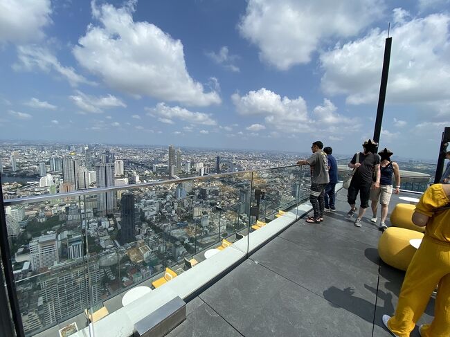 上の階に。<br />ビルの最上階。