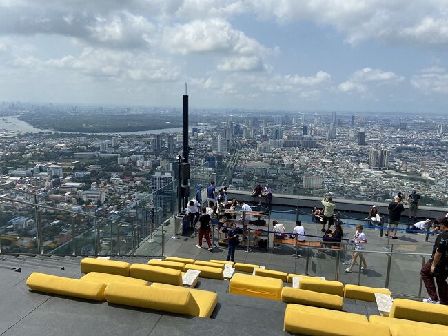 人が集まっているところは、透明な床から下が見える。寝そべったり写真をとったり思い思い。