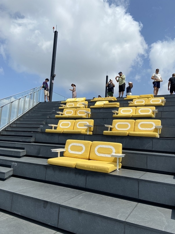 上の方は壇上になってる。今日は風が弱いけど強い時は怖いかも。