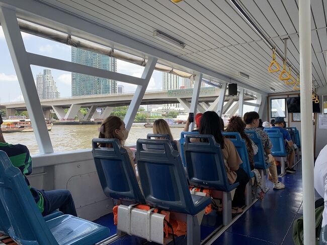 マハナコンタワーを降りて、BTSシーロムラインで3駅目のサバンタクシン駅から無料送迎ボートでアイコンサイアムへ