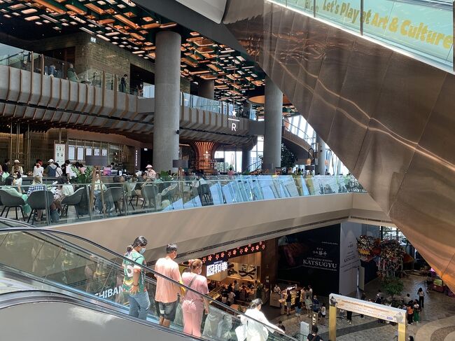 スタバでコーヒーをと思ったけど、テラスは閉まっていて混んで席も空いていなかったので今回はパス<br />