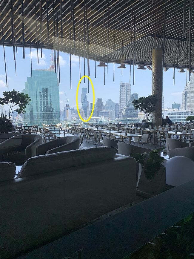 マハナコンタワーが見えた<br />それにしても、崩れそうな形の変わったビル。