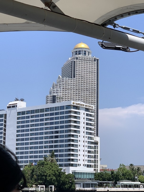 サバンタクシン駅に向かう送迎ボート待ちの場所から、マンダリンオリエンタルホテルと、ルブアットステートタワーが良く見えた。こんなに近かったんだ。