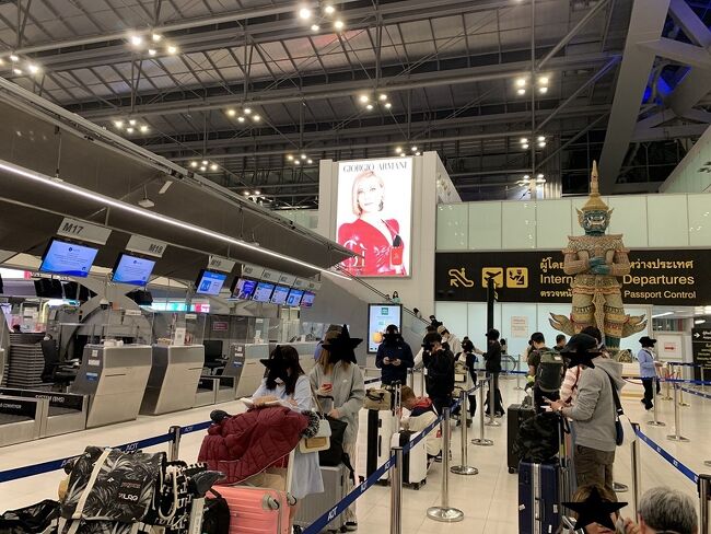 5月5日<br />6時55分出発に合わせて、ホテルから空港までの送迎サービスをKkdayで予約<br />4時間前の3時にホテルにお迎え（約3000円）<br />深夜なので渋滞はなく、30分ほどで到着。<br />初JIPAIRカウンターはまだ開いていないけど、すでに並んでいたので一応並びますか。