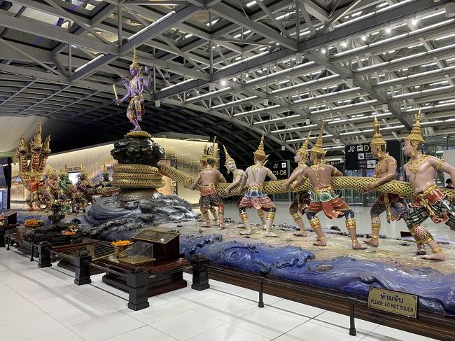 チェックインスムーズ、保安検査、出国手続きもすんなり。<br />この綱引きみたいなオブジェ、初めて見たかも。いつもと違う保安検査場から入ったからか。