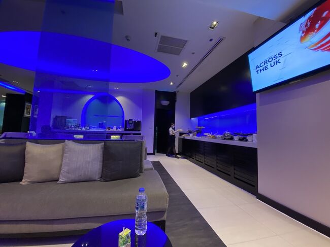 この時間、ZIPAIRに乗る日本人と思われる数人が利用