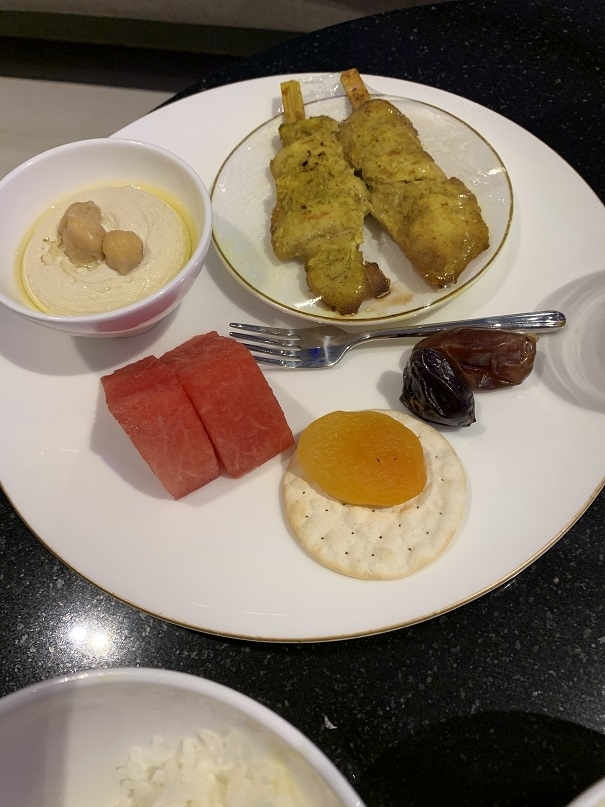 フムスとデーツなど中東の食べ物に遭遇できてよき。