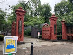 現在は現役で学習院女子中等科の正門になっている鋳鉄製の門。