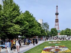 大通公園到着！
よさこいに参加する人達も、色とりどりの衣装を着て、公園内を歩いています。