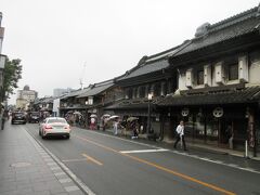 蔵造りの街並みには飲食店やお土産店が並んでいます。歩行者の歩くスペースは一応確保されていますが、縁石で区切られてはいないため、歩く時は注意が必要です。