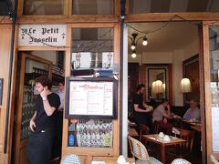 やってきたのは「クレープリー･ド･ジョスラン(La Creperie de Josselin)」です。
モンパルナスで一番美味しいクレープ屋さんだそうです。