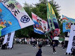 高知県の、よさこい祭りをルーツに、よさこいの鳴子とソーラン節をミックスして1992年に誕生し、今年で32回目の開催だそうです。