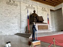 中正紀念堂は初代総統、蔣介石のメモリアルホール
一時間毎に行われる衛兵交代式は前に見たので省略。