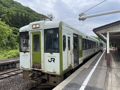 列車は定刻通り9時38分に会津柳津駅に到着し、ここで下車しました。

この駅では私の他に5～6名の乗降客がありましたが、日曜日の当日は柳津町観光協会関係の方達が、町のPRや観光案内を兼ねてお出迎えをされていました。