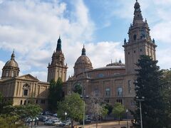 カタルーニャ美術館の裏側に来ました。
開館は10時なので、近くを散策します。