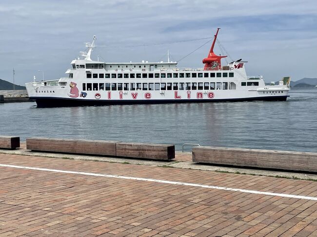 昼食後、高松港へやって来ました。<br />小豆島へのフェリーかな？ポケモンのヤドンを確認！