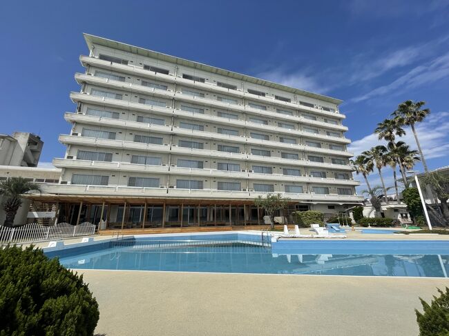 土庄港からはホテルの送迎で今宵の宿、小豆島国際ホテルへ。<br />あまりこういうリゾートホテルは好みではありませんが、<br />小豆島のホテルはこのタイプがメインなようで。<br />私が泊った本館の建物はかなり老朽化しているように見えました。<br />写真は新館の方です。