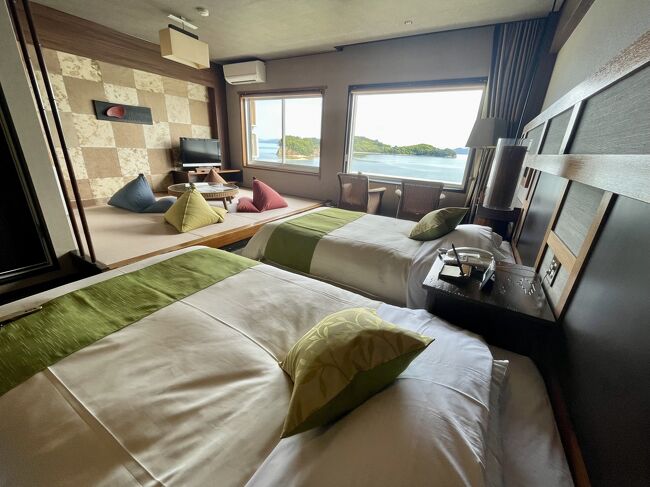 ホテル内はリノベされていて老朽化を感じず。<br />ユニットバスが古臭いけど。<br />予約した時点で安いお部屋は埋まっており、<br />このデザイナーズルームに決まり！畳の部分があるため、<br />ちょっと窮屈に感じました。<br /><br />二人で1泊2食付きで42,900円也。<br />ホテルのサイトで予約したら1,000円割引クーポンをゲット！