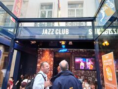 この日の最後はジャズ･クラブ「Sunset Sunside」に来ました。
映画「ラ･ラ･ランド」で主人公が「パリにも良いジャズ･クラブが沢山ある」と言っていたので来ようと思いました。
海外のジャズ･クラブに行くのは初めてです。
店を予約した後で知ったのですが、ヒットしているジャズ漫画「BLUE GIANT」のヨーロッパ編で「Sunset Sunsideはフランス№1のジャズ･クラブだ」と言っていました。