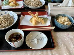 箱根神社の前に、まずは腹ごしらえ
神社手前にあった、こちらの食堂に入りました

観光地だし、と期待しなかったのですが
天ぷらも揚げたて、お蕎麦も茹でたてが出てきました
ボリュームもすごくて、お腹はパンパンです





