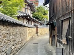 この小路が素敵～。
西光寺の朱色の三重塔が色を添えてくれます。