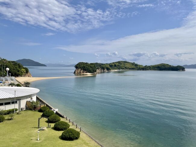 お部屋から見えるエンジェルロード。<br /><br />エンジェルロードは1日2回、干潮時に海の中から現れる砂の道。<br />大切な人と手をつないで渡ると願いが叶うとか。<br />今はまだ渡れませんね。<br />ちなみに小豆島国際ホテルのサイトで日にちを入力したら、<br />その日の干潮や満潮の時間がわかります。