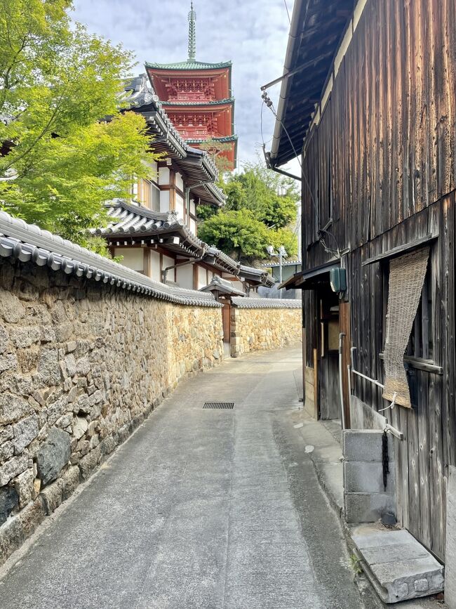 この小路が素敵～。<br />西光寺の朱色の三重塔が色を添えてくれます。