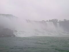 アメリカ滝が見えてきました。
雨で水量が更に増え、すごい迫力です。
雨？しぶき？風でフードを被れず髪はビチョビチョ。
雨が止むのを待つ意味はなかったかも、、(^_^;)