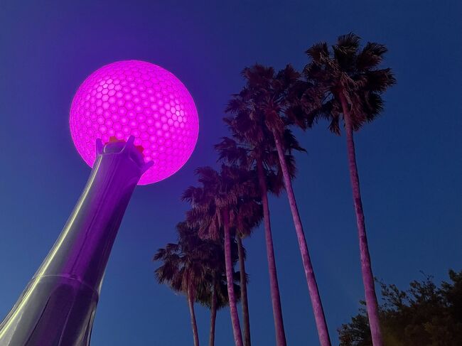 食後のお散歩。<br />昼間に来た時はこのゴルフボールみたいなの、何やろ～？っと<br />不思議に思っていましたが、アート作品だったとは。<br />夜は不気味な光を放っていました。