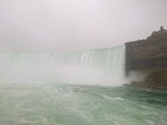 カナダ滝が目の前に迫ってきました。

船は川の流れに逆らって進んでいくので、滝のしぶきが雨のように降りかかってきます。