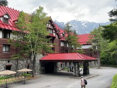 ああ、雑誌などで見た景色が眼前に！奥穂高もはっきり見え、感激ひとしお。何年も予約を取れなかったからね！！早速チェックインして荷物を預かってもらいました。