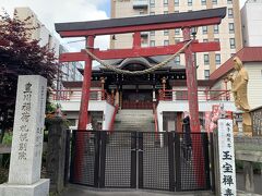 豊川稲荷札幌別院にやってきました。
こちらは1階がお寺で、2階が神社という変わった構成になっています。