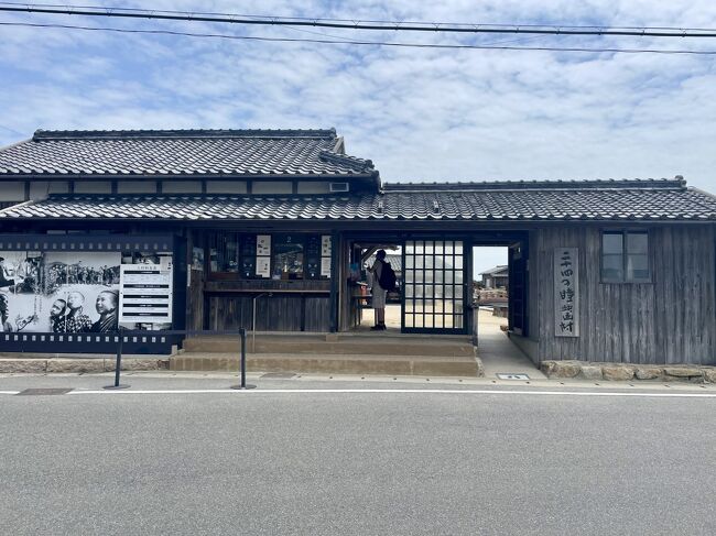 船着き場の真ん前が二十四の瞳の入口。<br />子供の頃、家族旅行で来たことがあり、今回2度目。<br /><br />クーポンを持っていたので890円の入場料が800円に。<br />荷物はこの受付の建物で無料で預かってもらえます。<br />