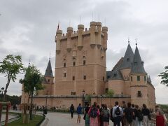 歩いてアルカサル城到着