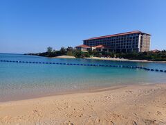 少し走ると「ハイアットリージェンシー瀬良垣アイランド沖縄」

ここ泊まってみたいね～ということで・・
ちょっとビーチにお邪魔します。
海に突き出た立地。どのお部屋も海が見えそう。
素敵ですね。
