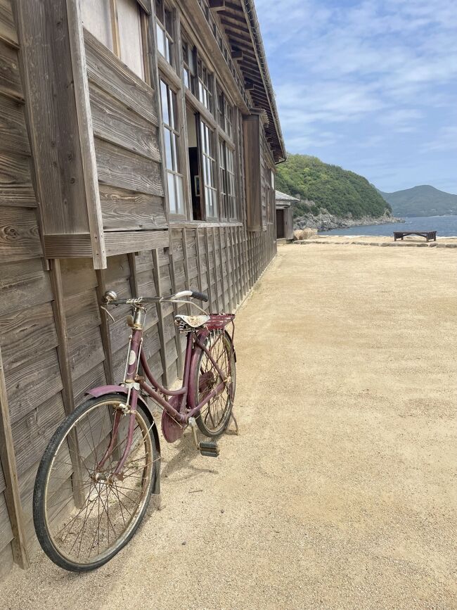 先生が乗ってらっしゃった自転車かな？<br />こちらの木造校舎は撮影用セットです。