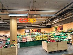 そしてCoopを視察、野菜もお肉もあるある高いけど、